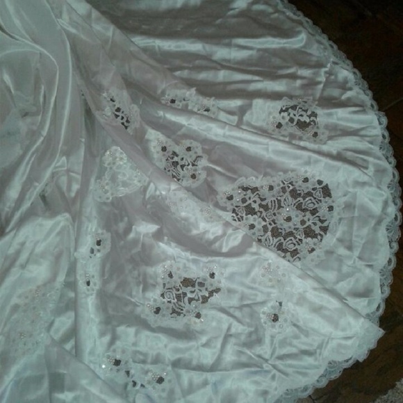 Wedding gown. DRASTIC REDUCTION!! or best offer!! - Picture 5 of 7